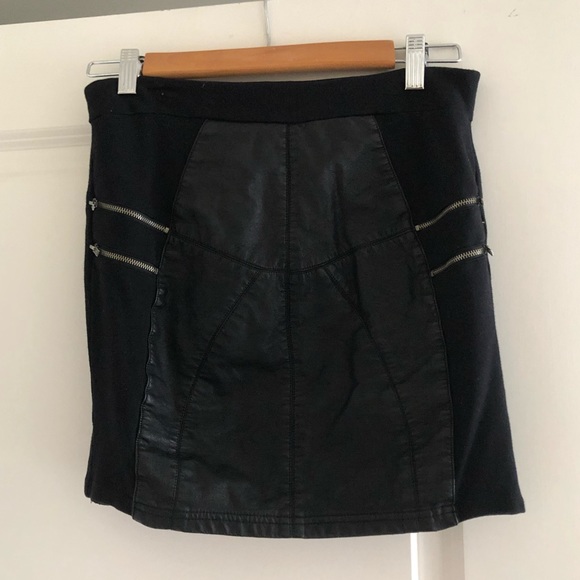 Mini skirt. - Picture 1 of 3